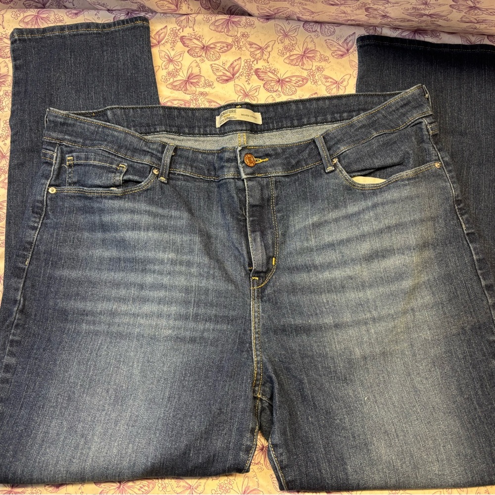 Levi's Women's Straight Leg Jeans in Classic Blue